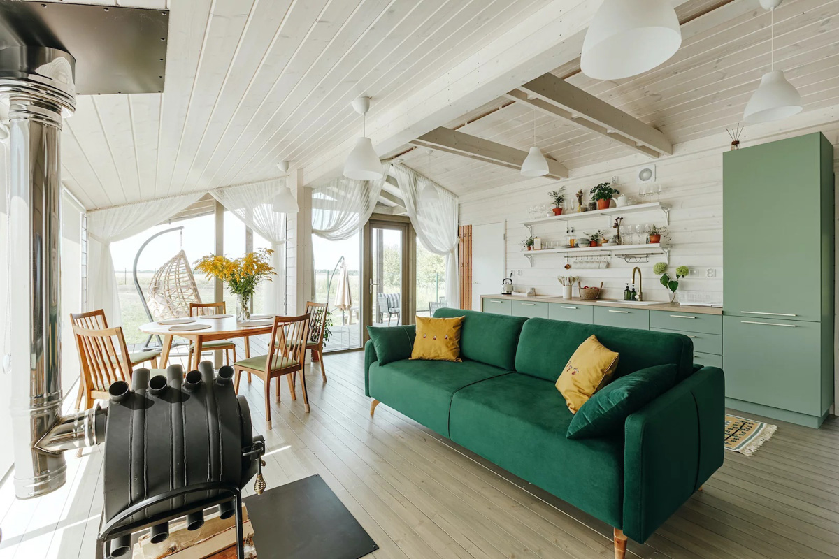 В конце ноября поисковый запрос «Снять дом на Новый год» традиционно на пике популярности. И если для шумных компаний сейчас не самое время, то камерный праздник в узком кругу – отличный вариант. Не хотите отмечать его в своей квартире, присмотритесь к недвижимости, которую можно арендовать в нашем регионе. «Ключ-Медиа» подобрал для вас пять маленьких, но необычных и уютных домиков.