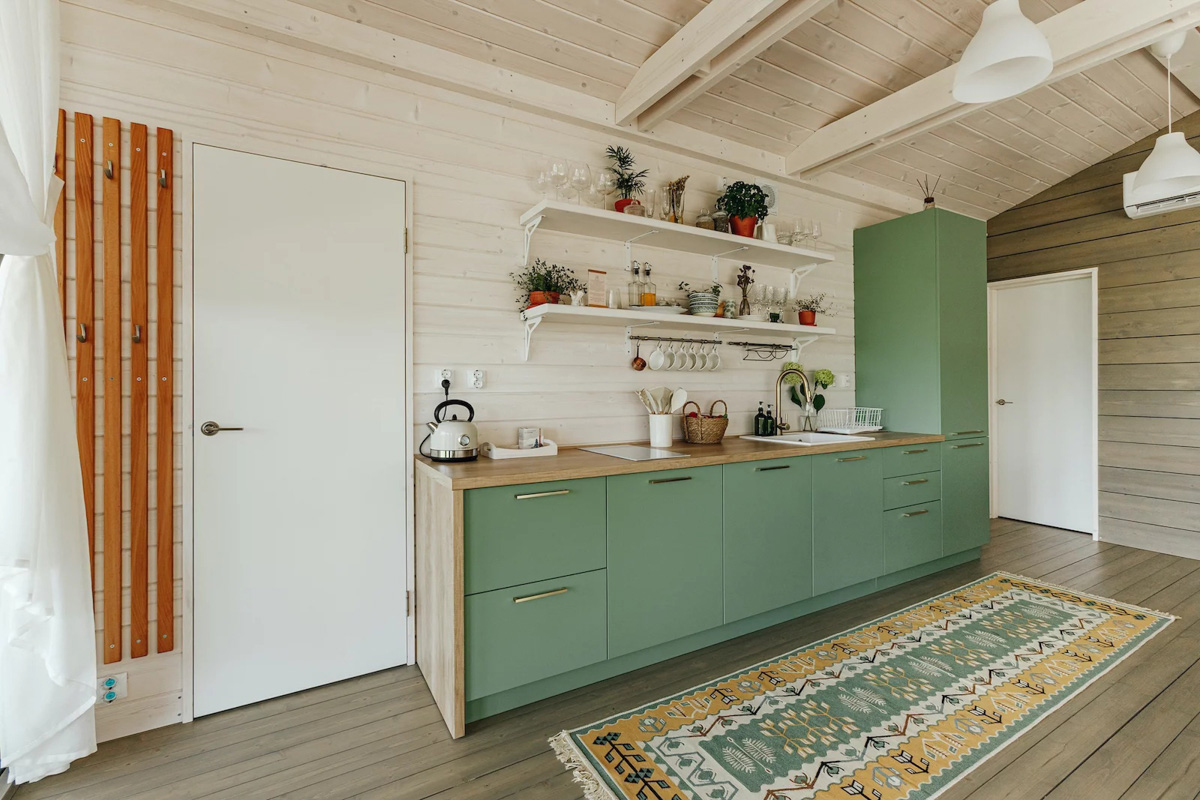 В конце ноября поисковый запрос «Снять дом на Новый год» традиционно на пике популярности. И если для шумных компаний сейчас не самое время, то камерный праздник в узком кругу – отличный вариант. Не хотите отмечать его в своей квартире, присмотритесь к недвижимости, которую можно арендовать в нашем регионе. «Ключ-Медиа» подобрал для вас пять маленьких, но необычных и уютных домиков.