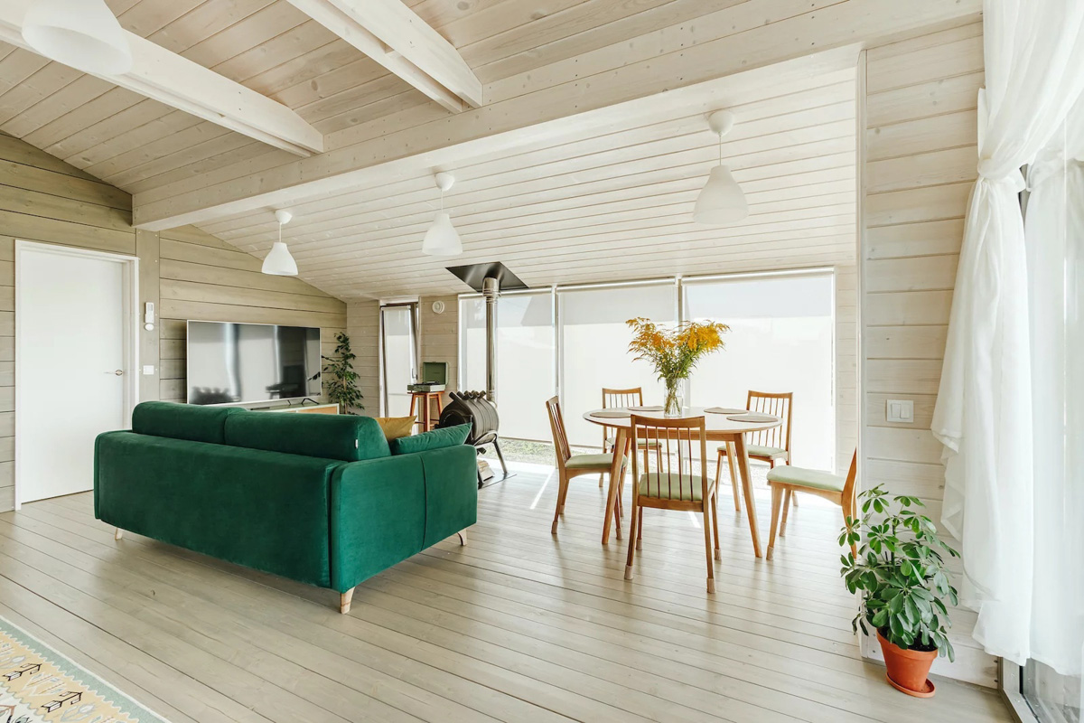 В конце ноября поисковый запрос «Снять дом на Новый год» традиционно на пике популярности. И если для шумных компаний сейчас не самое время, то камерный праздник в узком кругу – отличный вариант. Не хотите отмечать его в своей квартире, присмотритесь к недвижимости, которую можно арендовать в нашем регионе. «Ключ-Медиа» подобрал для вас пять маленьких, но необычных и уютных домиков.