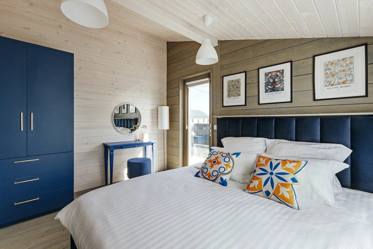 В конце ноября поисковый запрос «Снять дом на Новый год» традиционно на пике популярности. И если для шумных компаний сейчас не самое время, то камерный праздник в узком кругу – отличный вариант. Не хотите отмечать его в своей квартире, присмотритесь к недвижимости, которую можно арендовать в нашем регионе. «Ключ-Медиа» подобрал для вас пять маленьких, но необычных и уютных домиков.