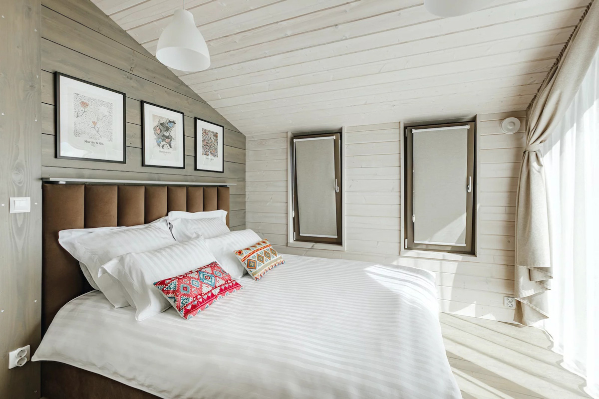 В конце ноября поисковый запрос «Снять дом на Новый год» традиционно на пике популярности. И если для шумных компаний сейчас не самое время, то камерный праздник в узком кругу – отличный вариант. Не хотите отмечать его в своей квартире, присмотритесь к недвижимости, которую можно арендовать в нашем регионе. «Ключ-Медиа» подобрал для вас пять маленьких, но необычных и уютных домиков.