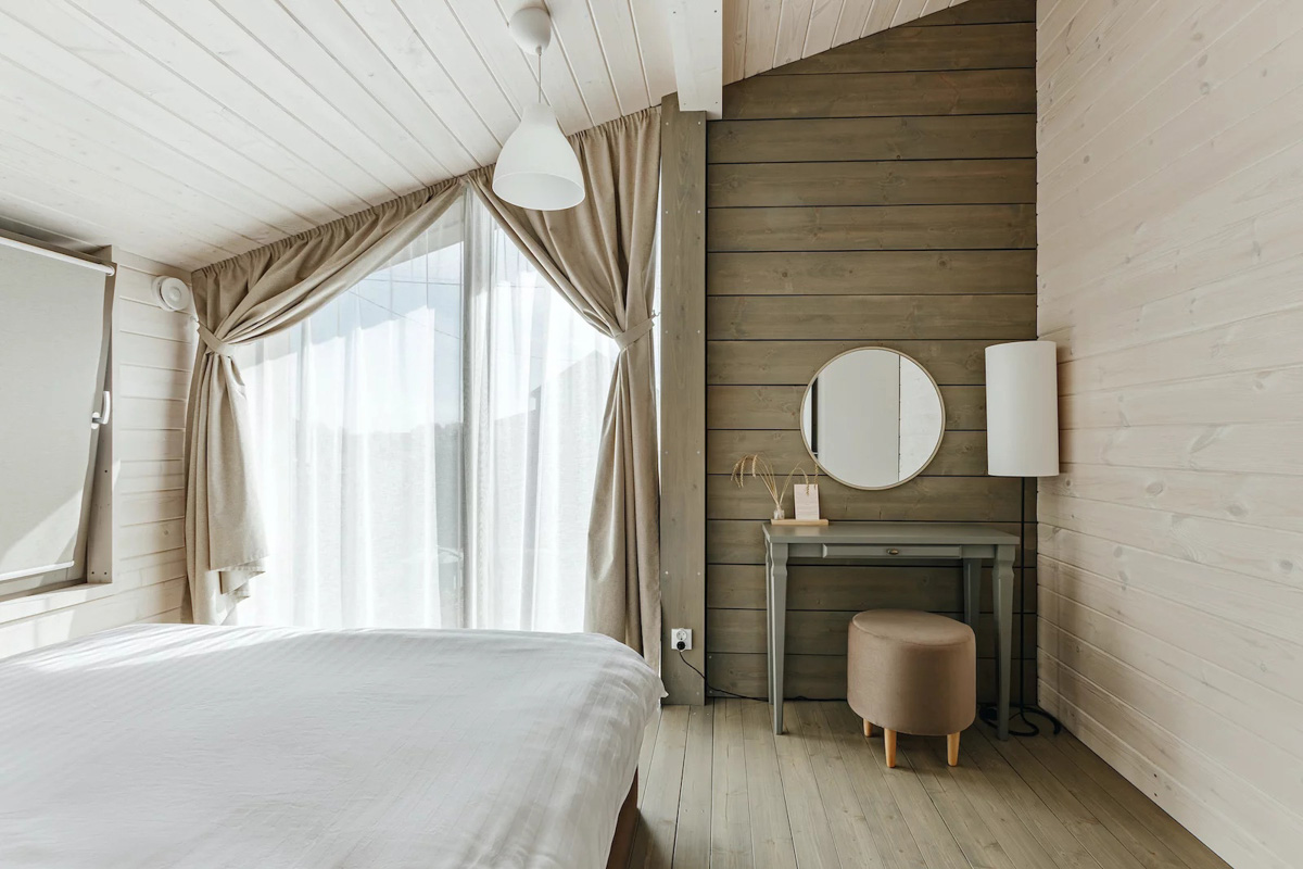 В конце ноября поисковый запрос «Снять дом на Новый год» традиционно на пике популярности. И если для шумных компаний сейчас не самое время, то камерный праздник в узком кругу – отличный вариант. Не хотите отмечать его в своей квартире, присмотритесь к недвижимости, которую можно арендовать в нашем регионе. «Ключ-Медиа» подобрал для вас пять маленьких, но необычных и уютных домиков.