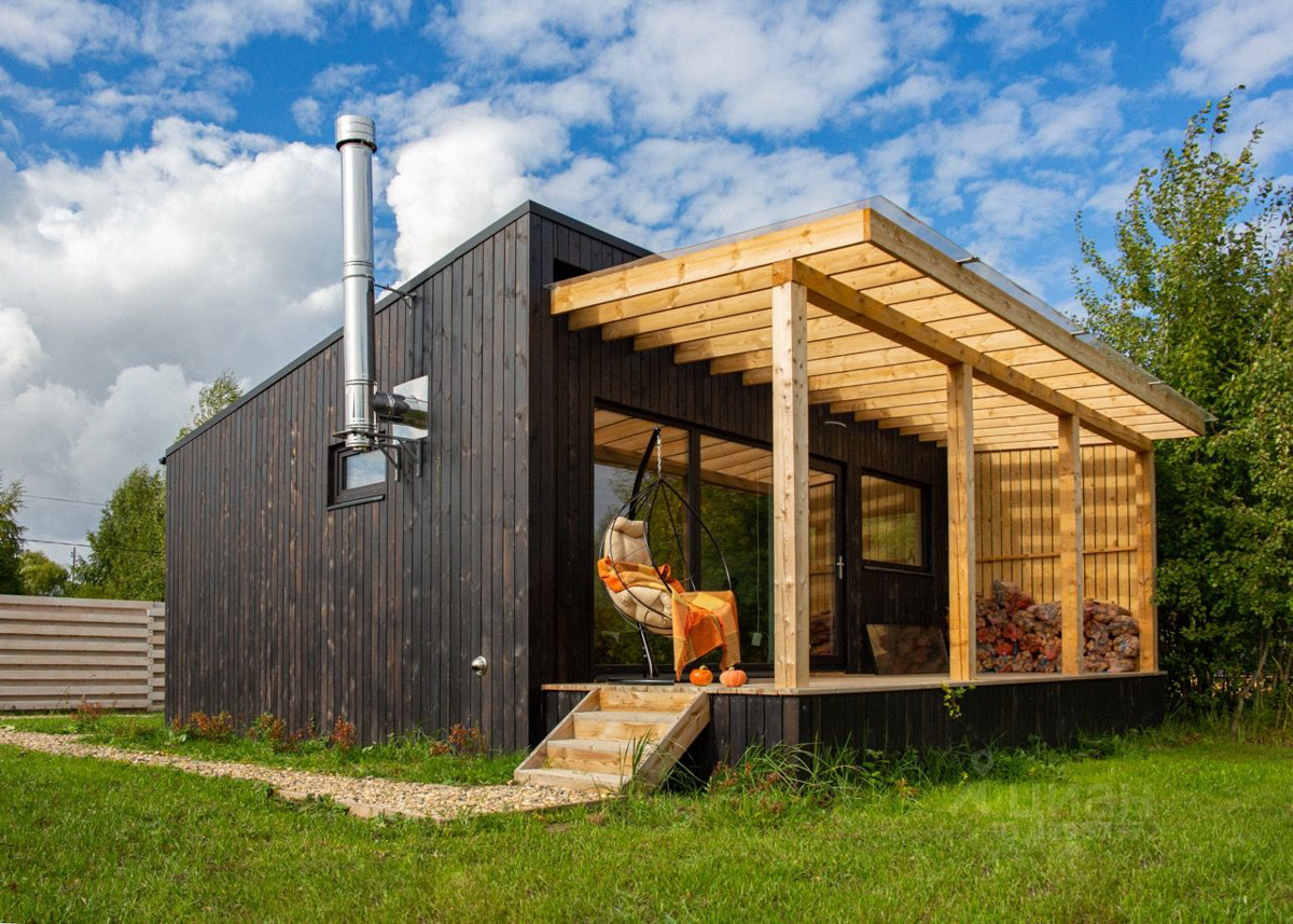 В конце ноября поисковый запрос «Снять дом на Новый год» традиционно на пике популярности. И если для шумных компаний сейчас не самое время, то камерный праздник в узком кругу – отличный вариант. Не хотите отмечать его в своей квартире, присмотритесь к недвижимости, которую можно арендовать в нашем регионе. «Ключ-Медиа» подобрал для вас пять маленьких, но необычных и уютных домиков.