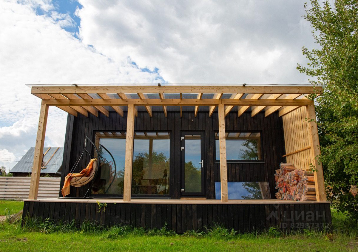 В конце ноября поисковый запрос «Снять дом на Новый год» традиционно на пике популярности. И если для шумных компаний сейчас не самое время, то камерный праздник в узком кругу – отличный вариант. Не хотите отмечать его в своей квартире, присмотритесь к недвижимости, которую можно арендовать в нашем регионе. «Ключ-Медиа» подобрал для вас пять маленьких, но необычных и уютных домиков.