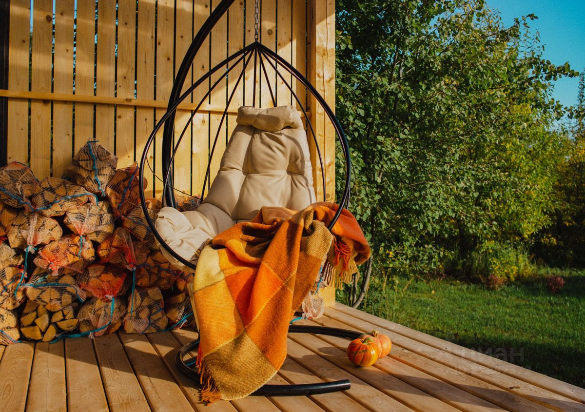 В конце ноября поисковый запрос «Снять дом на Новый год» традиционно на пике популярности. И если для шумных компаний сейчас не самое время, то камерный праздник в узком кругу – отличный вариант. Не хотите отмечать его в своей квартире, присмотритесь к недвижимости, которую можно арендовать в нашем регионе. «Ключ-Медиа» подобрал для вас пять маленьких, но необычных и уютных домиков.