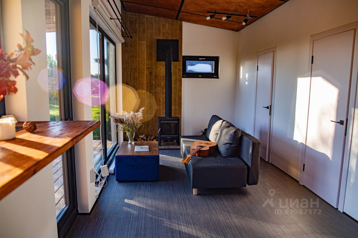 В конце ноября поисковый запрос «Снять дом на Новый год» традиционно на пике популярности. И если для шумных компаний сейчас не самое время, то камерный праздник в узком кругу – отличный вариант. Не хотите отмечать его в своей квартире, присмотритесь к недвижимости, которую можно арендовать в нашем регионе. «Ключ-Медиа» подобрал для вас пять маленьких, но необычных и уютных домиков.