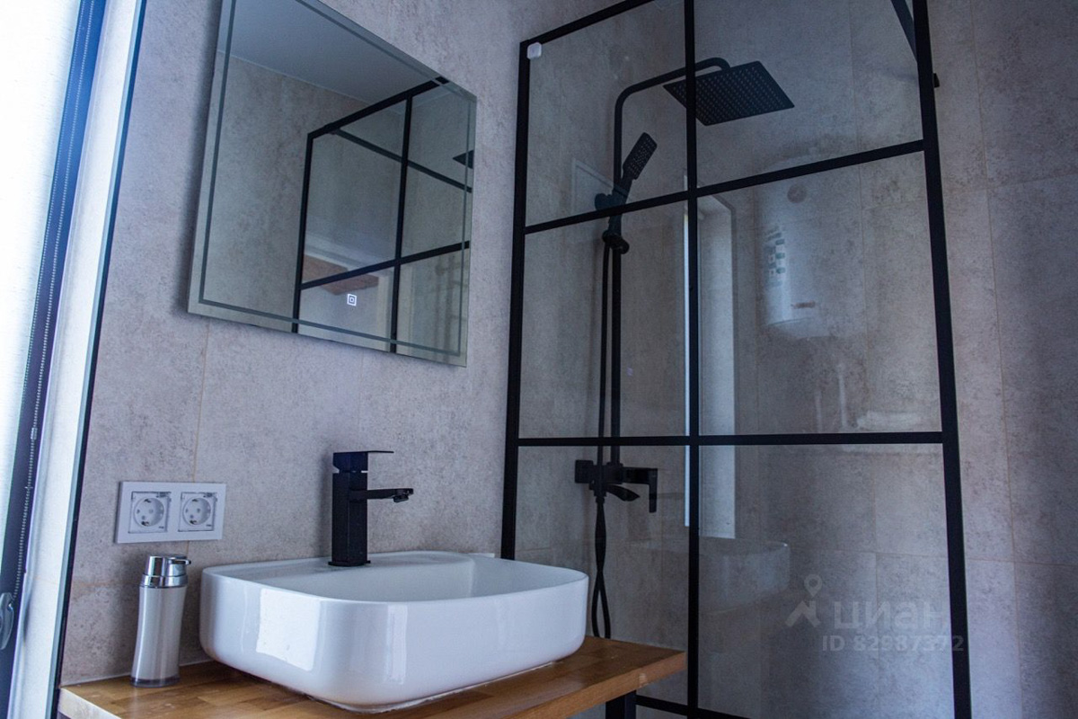 В конце ноября поисковый запрос «Снять дом на Новый год» традиционно на пике популярности. И если для шумных компаний сейчас не самое время, то камерный праздник в узком кругу – отличный вариант. Не хотите отмечать его в своей квартире, присмотритесь к недвижимости, которую можно арендовать в нашем регионе. «Ключ-Медиа» подобрал для вас пять маленьких, но необычных и уютных домиков.