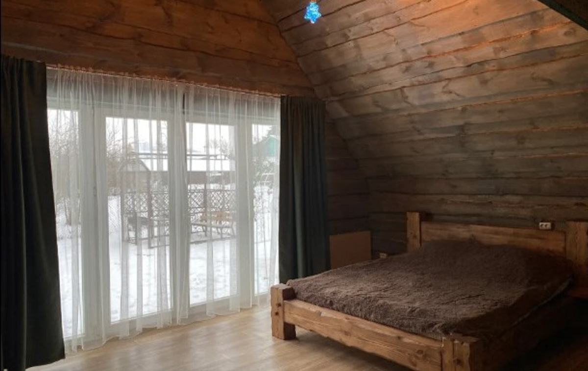 В конце ноября поисковый запрос «Снять дом на Новый год» традиционно на пике популярности. И если для шумных компаний сейчас не самое время, то камерный праздник в узком кругу – отличный вариант. Не хотите отмечать его в своей квартире, присмотритесь к недвижимости, которую можно арендовать в нашем регионе. «Ключ-Медиа» подобрал для вас пять маленьких, но необычных и уютных домиков.