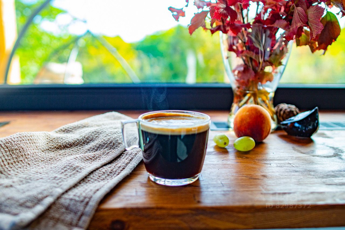 В конце ноября поисковый запрос «Снять дом на Новый год» традиционно на пике популярности. И если для шумных компаний сейчас не самое время, то камерный праздник в узком кругу – отличный вариант. Не хотите отмечать его в своей квартире, присмотритесь к недвижимости, которую можно арендовать в нашем регионе. «Ключ-Медиа» подобрал для вас пять маленьких, но необычных и уютных домиков.