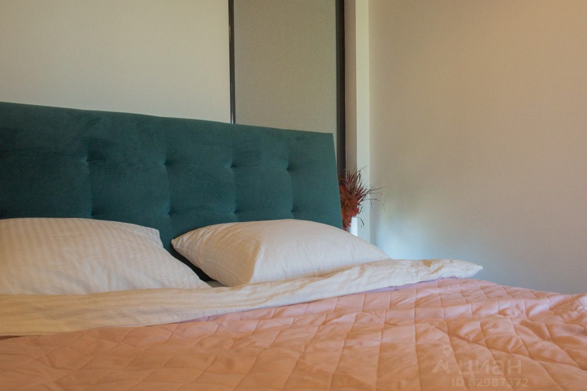 В конце ноября поисковый запрос «Снять дом на Новый год» традиционно на пике популярности. И если для шумных компаний сейчас не самое время, то камерный праздник в узком кругу – отличный вариант. Не хотите отмечать его в своей квартире, присмотритесь к недвижимости, которую можно арендовать в нашем регионе. «Ключ-Медиа» подобрал для вас пять маленьких, но необычных и уютных домиков.