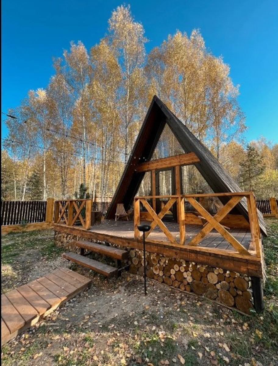 В конце ноября поисковый запрос «Снять дом на Новый год» традиционно на пике популярности. И если для шумных компаний сейчас не самое время, то камерный праздник в узком кругу – отличный вариант. Не хотите отмечать его в своей квартире, присмотритесь к недвижимости, которую можно арендовать в нашем регионе. «Ключ-Медиа» подобрал для вас пять маленьких, но необычных и уютных домиков.