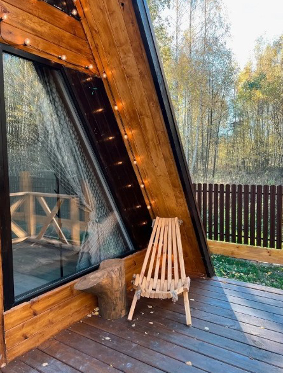 В конце ноября поисковый запрос «Снять дом на Новый год» традиционно на пике популярности. И если для шумных компаний сейчас не самое время, то камерный праздник в узком кругу – отличный вариант. Не хотите отмечать его в своей квартире, присмотритесь к недвижимости, которую можно арендовать в нашем регионе. «Ключ-Медиа» подобрал для вас пять маленьких, но необычных и уютных домиков.