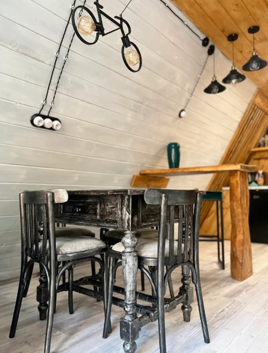 В конце ноября поисковый запрос «Снять дом на Новый год» традиционно на пике популярности. И если для шумных компаний сейчас не самое время, то камерный праздник в узком кругу – отличный вариант. Не хотите отмечать его в своей квартире, присмотритесь к недвижимости, которую можно арендовать в нашем регионе. «Ключ-Медиа» подобрал для вас пять маленьких, но необычных и уютных домиков.