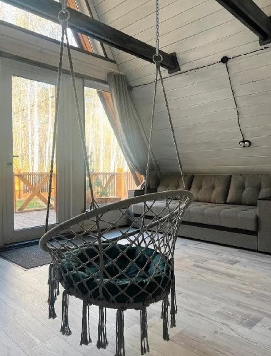 В конце ноября поисковый запрос «Снять дом на Новый год» традиционно на пике популярности. И если для шумных компаний сейчас не самое время, то камерный праздник в узком кругу – отличный вариант. Не хотите отмечать его в своей квартире, присмотритесь к недвижимости, которую можно арендовать в нашем регионе. «Ключ-Медиа» подобрал для вас пять маленьких, но необычных и уютных домиков.