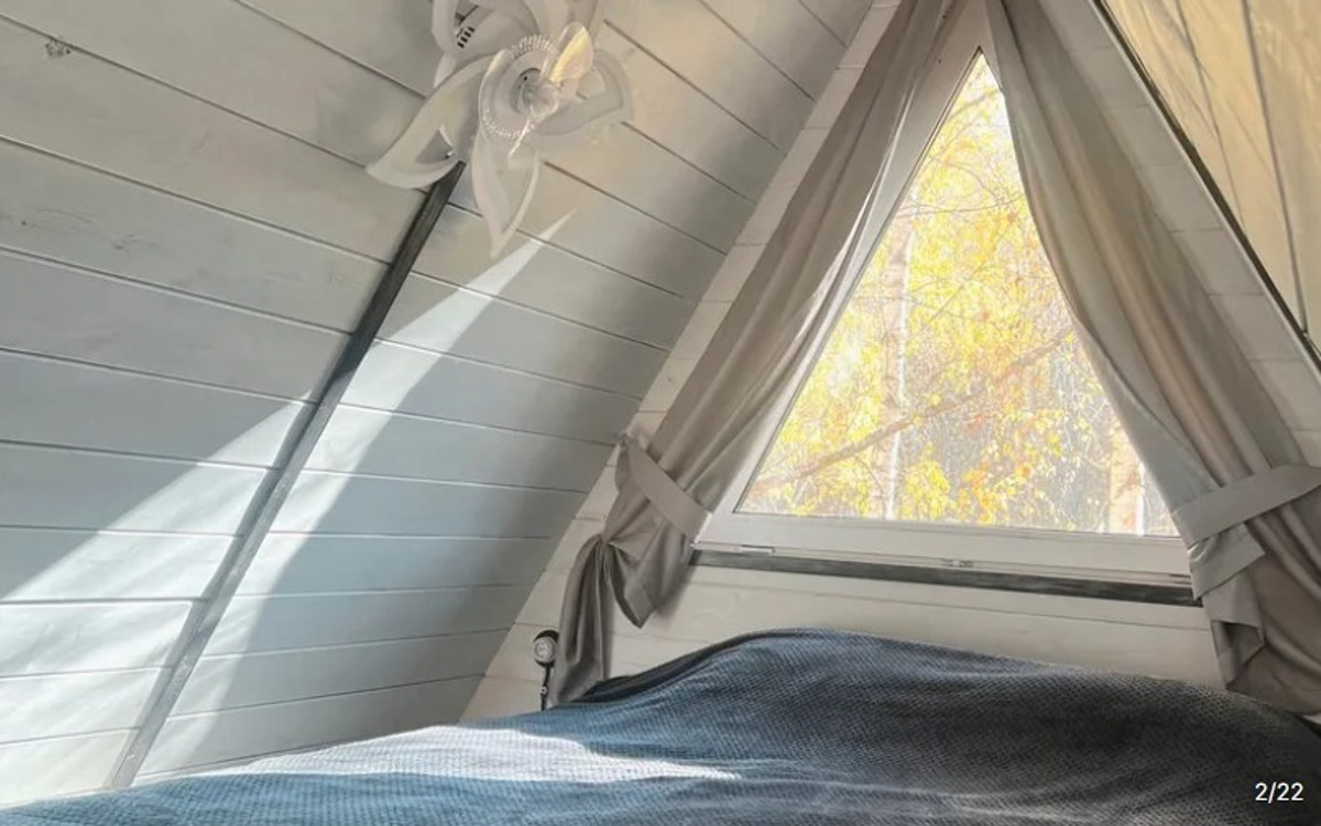 В конце ноября поисковый запрос «Снять дом на Новый год» традиционно на пике популярности. И если для шумных компаний сейчас не самое время, то камерный праздник в узком кругу – отличный вариант. Не хотите отмечать его в своей квартире, присмотритесь к недвижимости, которую можно арендовать в нашем регионе. «Ключ-Медиа» подобрал для вас пять маленьких, но необычных и уютных домиков.