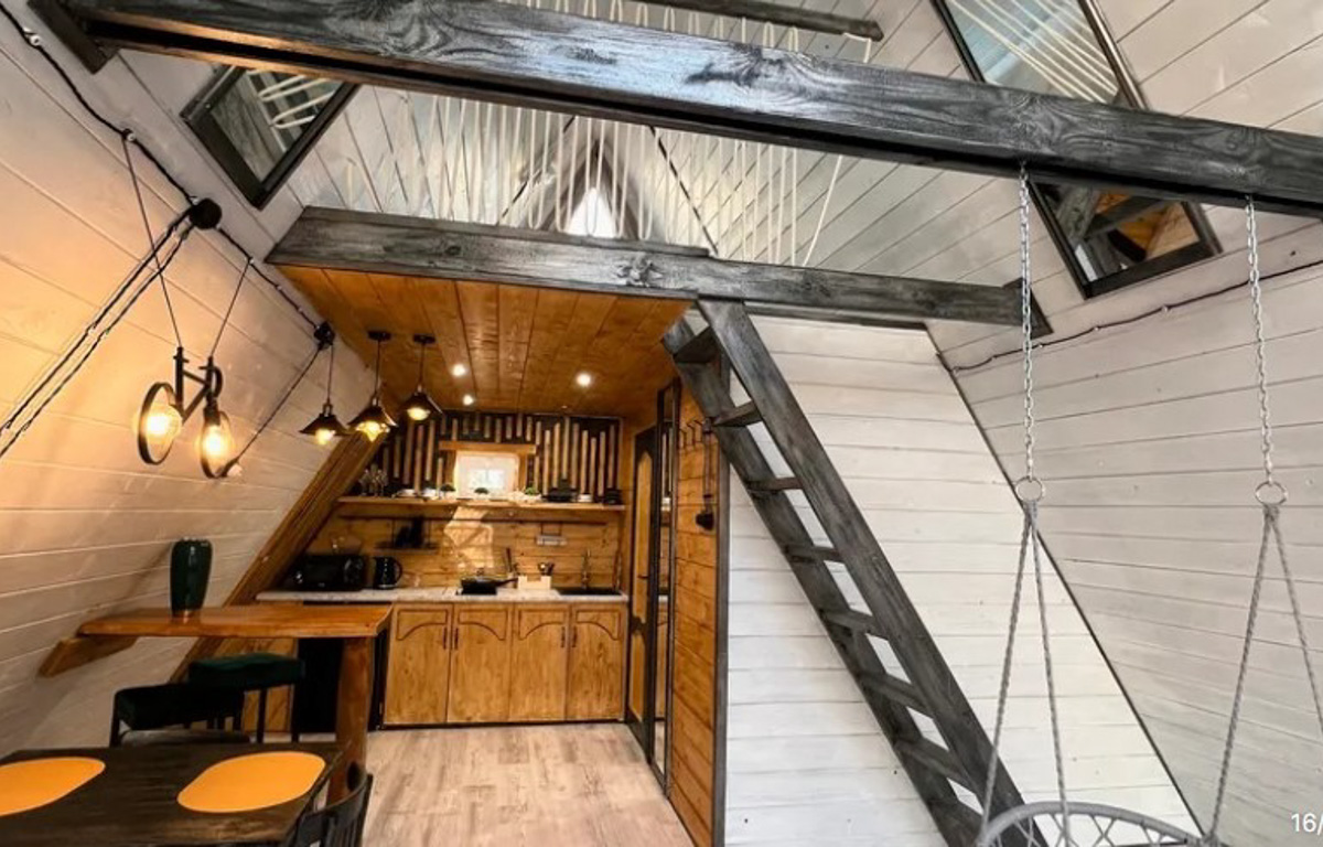 В конце ноября поисковый запрос «Снять дом на Новый год» традиционно на пике популярности. И если для шумных компаний сейчас не самое время, то камерный праздник в узком кругу – отличный вариант. Не хотите отмечать его в своей квартире, присмотритесь к недвижимости, которую можно арендовать в нашем регионе. «Ключ-Медиа» подобрал для вас пять маленьких, но необычных и уютных домиков.