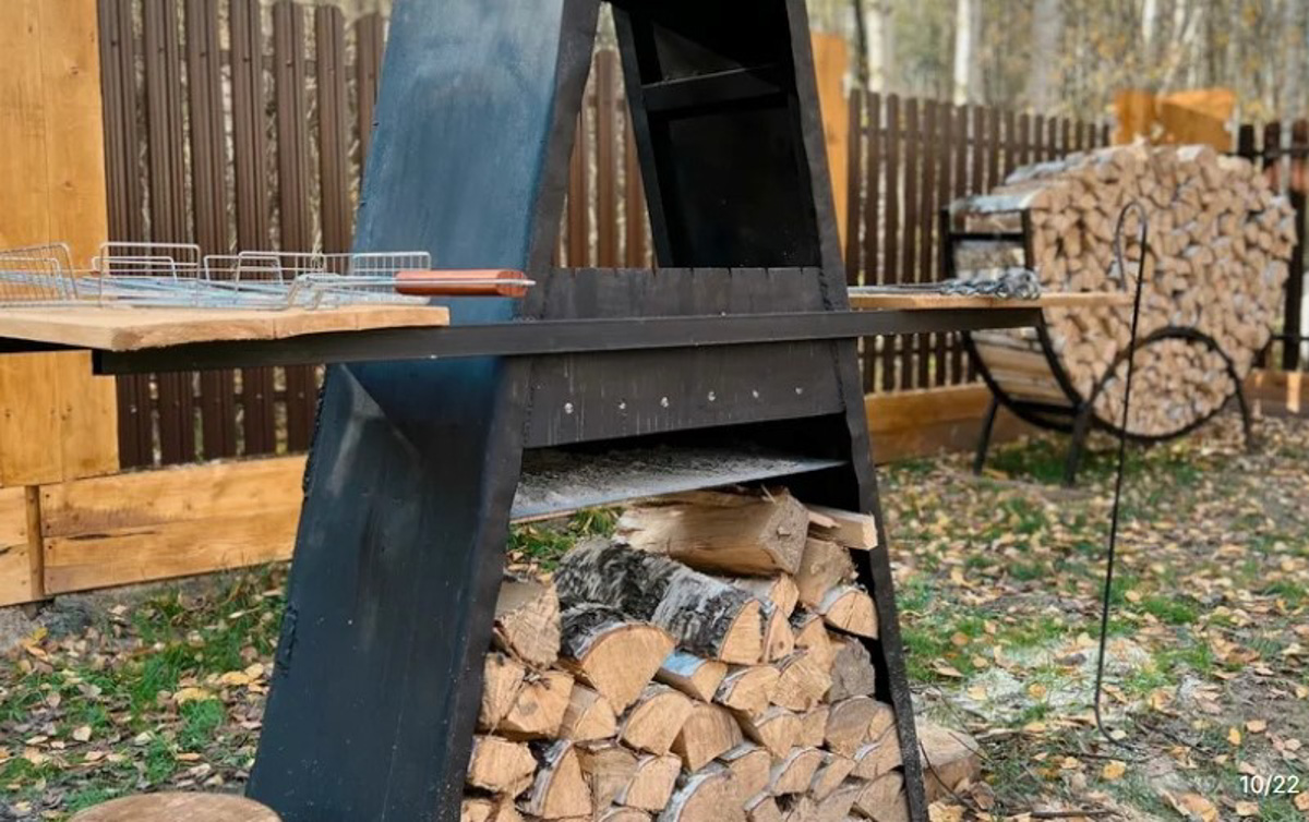 В конце ноября поисковый запрос «Снять дом на Новый год» традиционно на пике популярности. И если для шумных компаний сейчас не самое время, то камерный праздник в узком кругу – отличный вариант. Не хотите отмечать его в своей квартире, присмотритесь к недвижимости, которую можно арендовать в нашем регионе. «Ключ-Медиа» подобрал для вас пять маленьких, но необычных и уютных домиков.