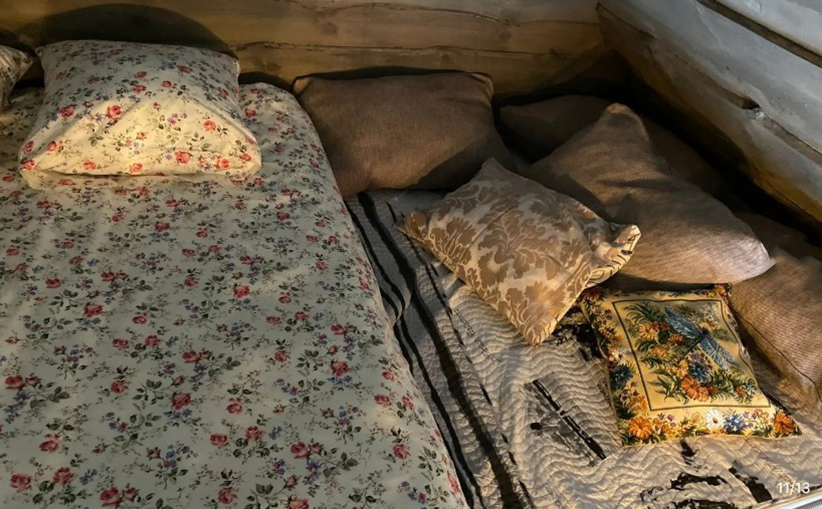 В конце ноября поисковый запрос «Снять дом на Новый год» традиционно на пике популярности. И если для шумных компаний сейчас не самое время, то камерный праздник в узком кругу – отличный вариант. Не хотите отмечать его в своей квартире, присмотритесь к недвижимости, которую можно арендовать в нашем регионе. «Ключ-Медиа» подобрал для вас пять маленьких, но необычных и уютных домиков.