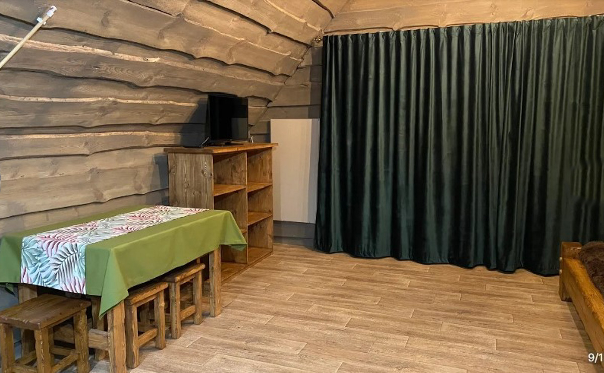 В конце ноября поисковый запрос «Снять дом на Новый год» традиционно на пике популярности. И если для шумных компаний сейчас не самое время, то камерный праздник в узком кругу – отличный вариант. Не хотите отмечать его в своей квартире, присмотритесь к недвижимости, которую можно арендовать в нашем регионе. «Ключ-Медиа» подобрал для вас пять маленьких, но необычных и уютных домиков.