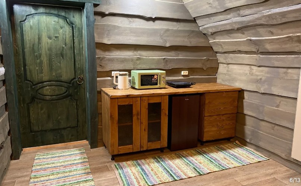 В конце ноября поисковый запрос «Снять дом на Новый год» традиционно на пике популярности. И если для шумных компаний сейчас не самое время, то камерный праздник в узком кругу – отличный вариант. Не хотите отмечать его в своей квартире, присмотритесь к недвижимости, которую можно арендовать в нашем регионе. «Ключ-Медиа» подобрал для вас пять маленьких, но необычных и уютных домиков.