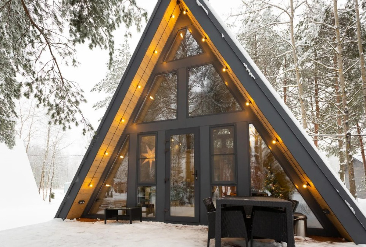 В конце ноября поисковый запрос «Снять дом на Новый год» традиционно на пике популярности. И если для шумных компаний сейчас не самое время, то камерный праздник в узком кругу – отличный вариант. Не хотите отмечать его в своей квартире, присмотритесь к недвижимости, которую можно арендовать в нашем регионе. «Ключ-Медиа» подобрал для вас пять маленьких, но необычных и уютных домиков.