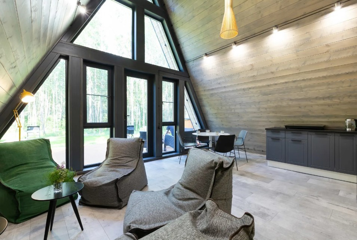 В конце ноября поисковый запрос «Снять дом на Новый год» традиционно на пике популярности. И если для шумных компаний сейчас не самое время, то камерный праздник в узком кругу – отличный вариант. Не хотите отмечать его в своей квартире, присмотритесь к недвижимости, которую можно арендовать в нашем регионе. «Ключ-Медиа» подобрал для вас пять маленьких, но необычных и уютных домиков.