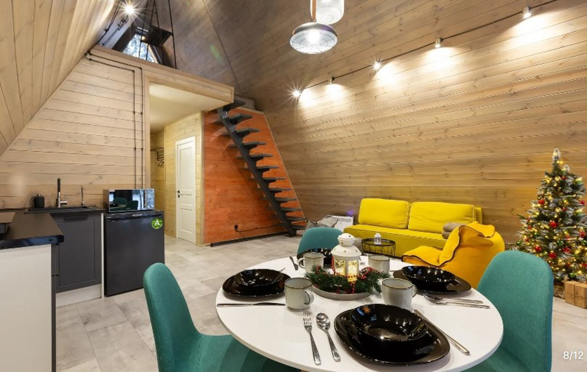 В конце ноября поисковый запрос «Снять дом на Новый год» традиционно на пике популярности. И если для шумных компаний сейчас не самое время, то камерный праздник в узком кругу – отличный вариант. Не хотите отмечать его в своей квартире, присмотритесь к недвижимости, которую можно арендовать в нашем регионе. «Ключ-Медиа» подобрал для вас пять маленьких, но необычных и уютных домиков.