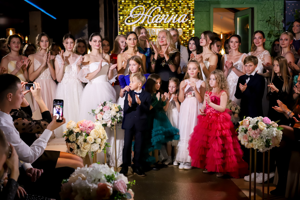 В это воскресенье во Владимире в ОДКиИ состоится светский раут, посвященный 25-летию модельного агентства «Жанна». И, естественно, в честь этого будет устроено настоящее фэшн-шоу с известными в мире красоты гостями и именитыми дизайнерами.