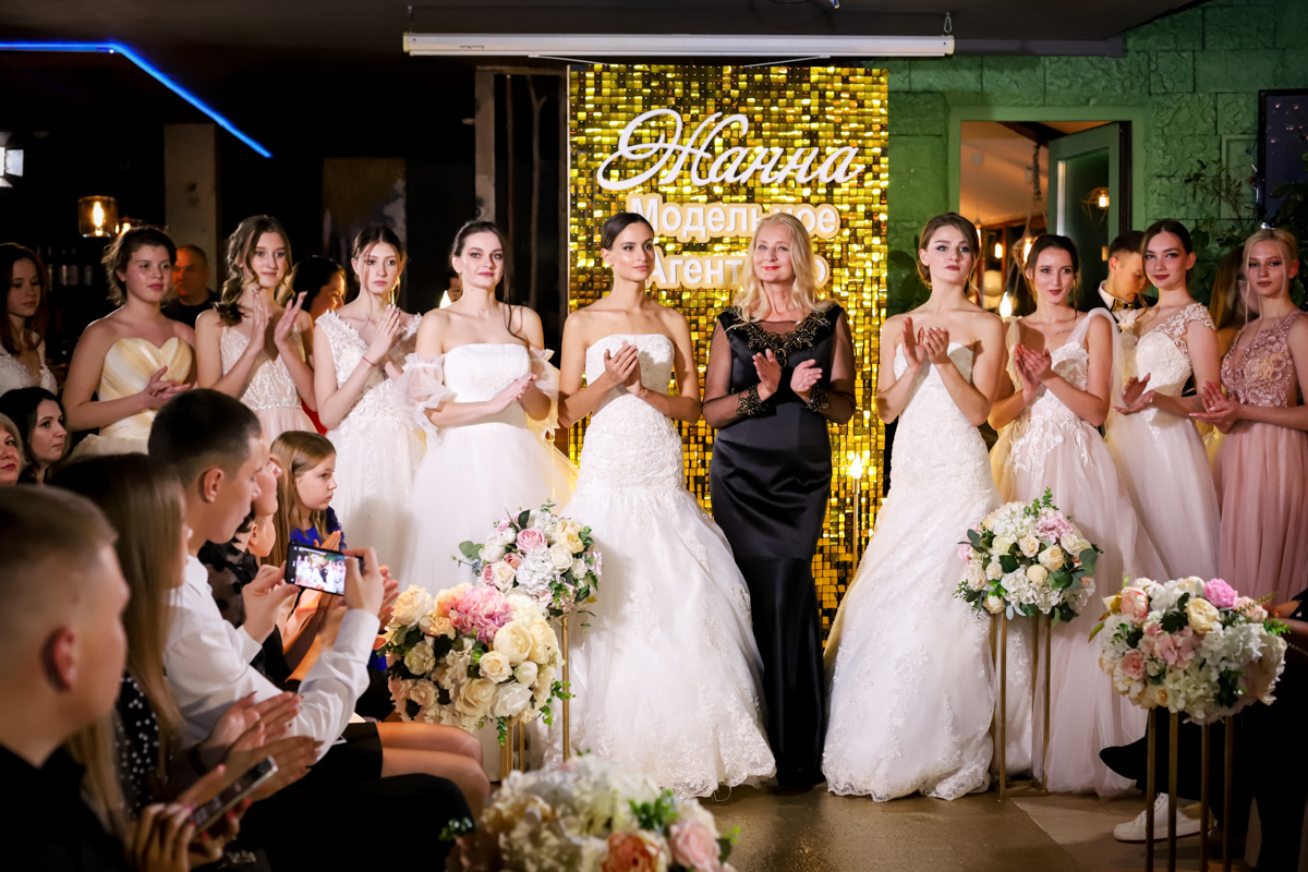 В это воскресенье во Владимире в ОДКиИ состоится светский раут, посвященный 25-летию модельного агентства «Жанна». И, естественно, в честь этого будет устроено настоящее фэшн-шоу с известными в мире красоты гостями и именитыми дизайнерами.