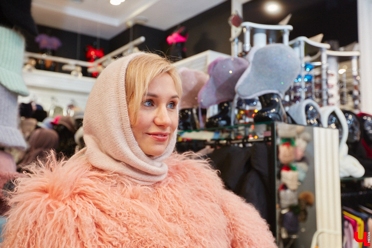 Слова мамы «Надень шапку» больше не звучат как приговор! В компании стилиста Елены Капп мы прогулялись по владимирским магазинам и составили топ самых актуальных моделей головных уборов, среди которых вы легко найдете то, что больше всего подойдет именно вам.