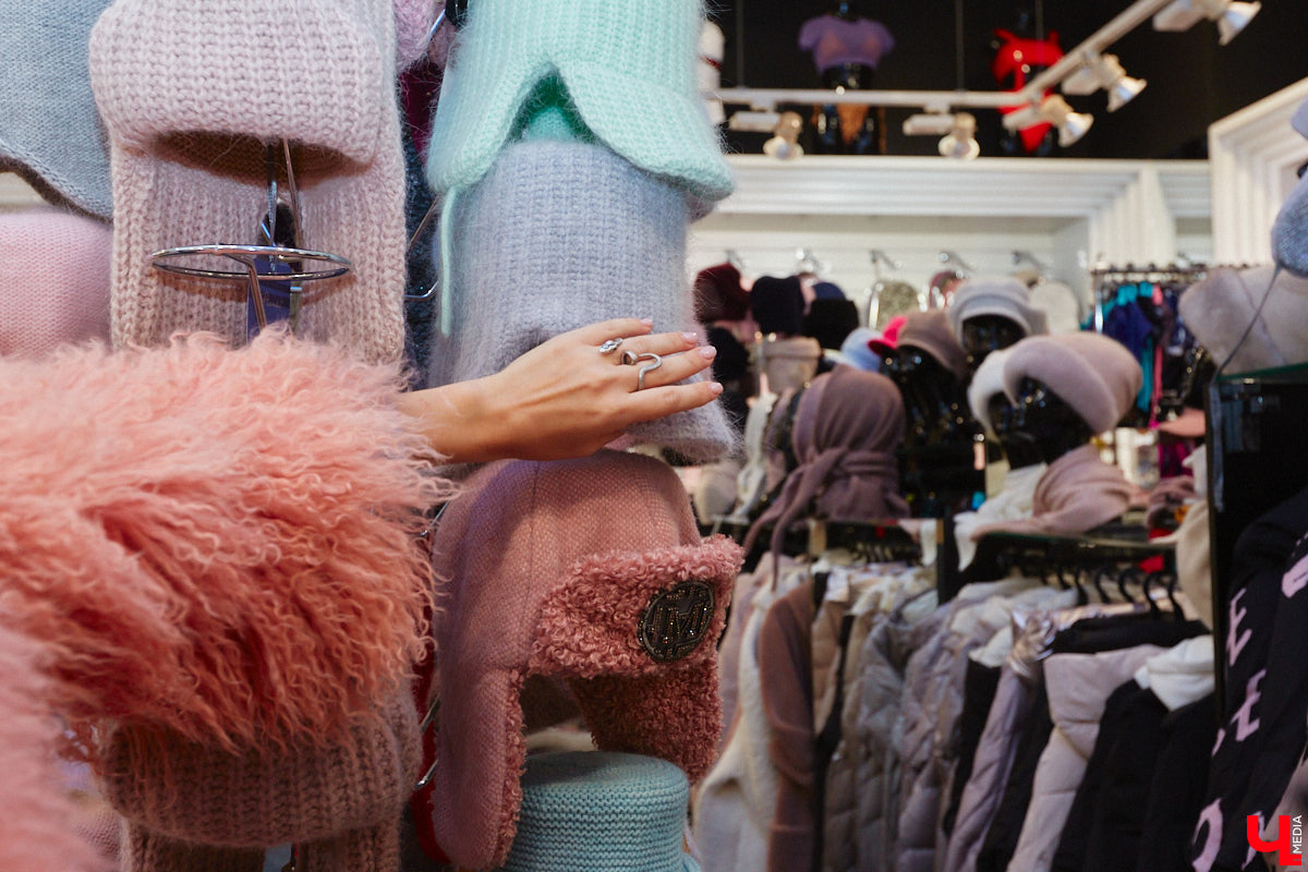 Слова мамы «Надень шапку» больше не звучат как приговор! В компании стилиста Елены Капп мы прогулялись по владимирским магазинам и составили топ самых актуальных моделей головных уборов, среди которых вы легко найдете то, что больше всего подойдет именно вам.