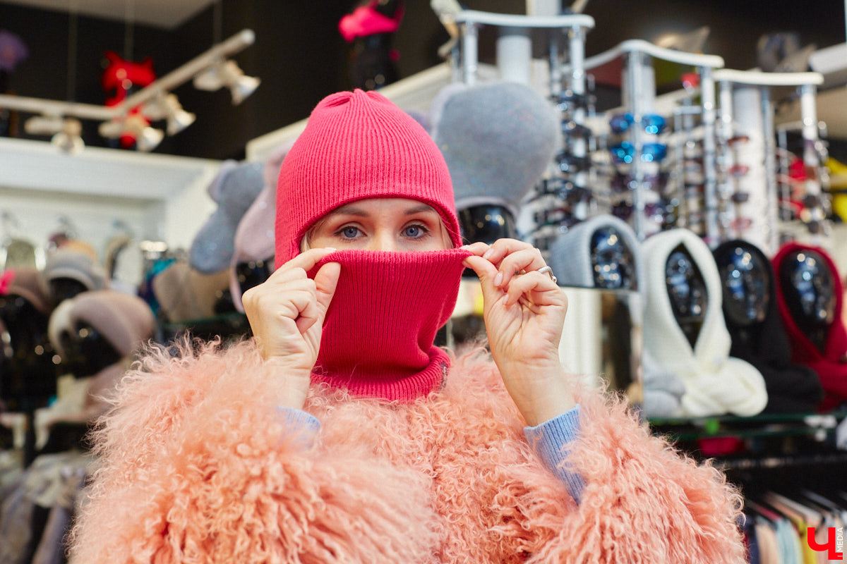 Слова мамы «Надень шапку» больше не звучат как приговор! В компании стилиста Елены Капп мы прогулялись по владимирским магазинам и составили топ самых актуальных моделей головных уборов, среди которых вы легко найдете то, что больше всего подойдет именно вам.