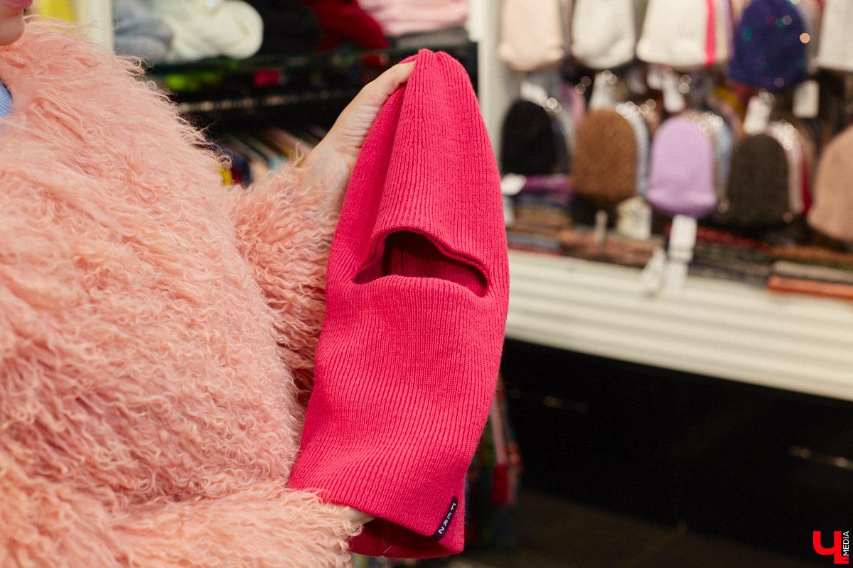 Слова мамы «Надень шапку» больше не звучат как приговор! В компании стилиста Елены Капп мы прогулялись по владимирским магазинам и составили топ самых актуальных моделей головных уборов, среди которых вы легко найдете то, что больше всего подойдет именно вам.