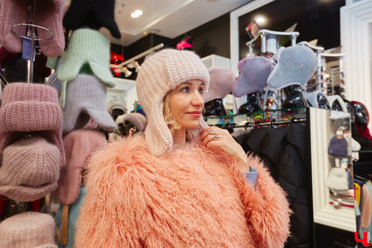 Слова мамы «Надень шапку» больше не звучат как приговор! В компании стилиста Елены Капп мы прогулялись по владимирским магазинам и составили топ самых актуальных моделей головных уборов, среди которых вы легко найдете то, что больше всего подойдет именно вам.