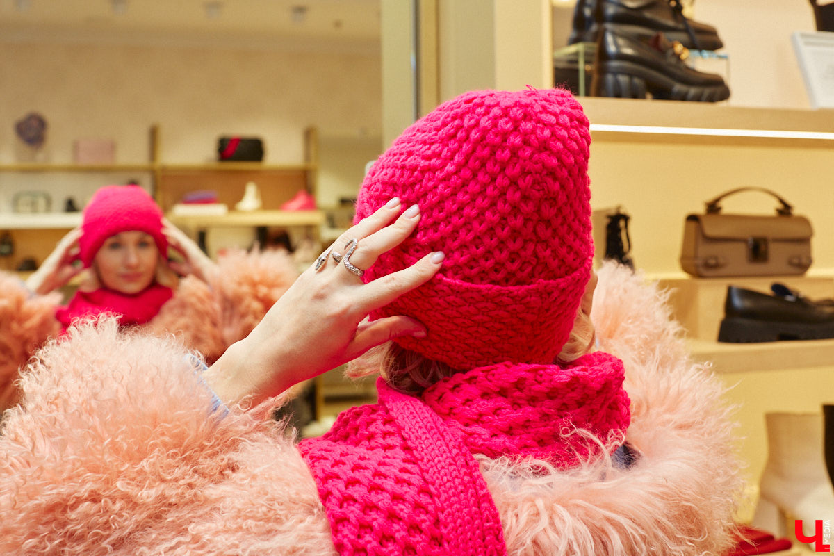 Слова мамы «Надень шапку» больше не звучат как приговор! В компании стилиста Елены Капп мы прогулялись по владимирским магазинам и составили топ самых актуальных моделей головных уборов, среди которых вы легко найдете то, что больше всего подойдет именно вам.
