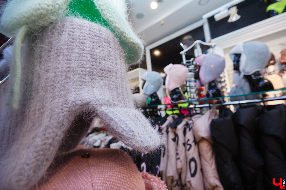 Слова мамы «Надень шапку» больше не звучат как приговор! В компании стилиста Елены Капп мы прогулялись по владимирским магазинам и составили топ самых актуальных моделей головных уборов, среди которых вы легко найдете то, что больше всего подойдет именно вам.