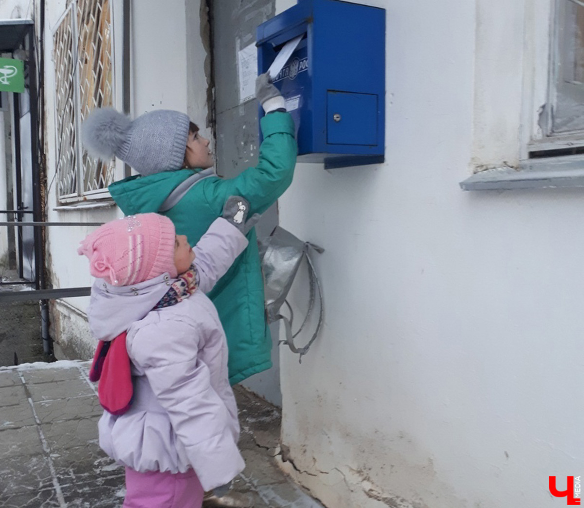 Вы уже написали письмо Деду Морозу? Если нет, то сейчас самое время. Отправить послание можно самостоятельно в отделениях связи, а можно воспользоваться символической почтой главного новогоднего волшебника страны.
