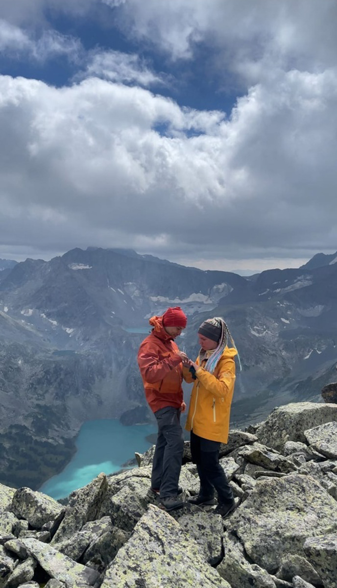 Любимую женщину нужно иногда приятно удивлять. И порой над этой задачей мужчинам приходится изрядно поломать голову. Владимирец Евгений Новиков в попытке прослыть оригинальным смог сделать предложение девушке лишь со второго захода и совсем не там, где планировал изначально.