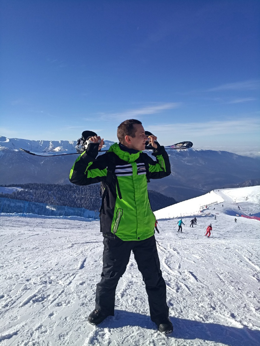 Любимую женщину нужно иногда приятно удивлять. И порой над этой задачей мужчинам приходится изрядно поломать голову. Владимирец Евгений Новиков в попытке прослыть оригинальным смог сделать предложение девушке лишь со второго захода и совсем не там, где планировал изначально.