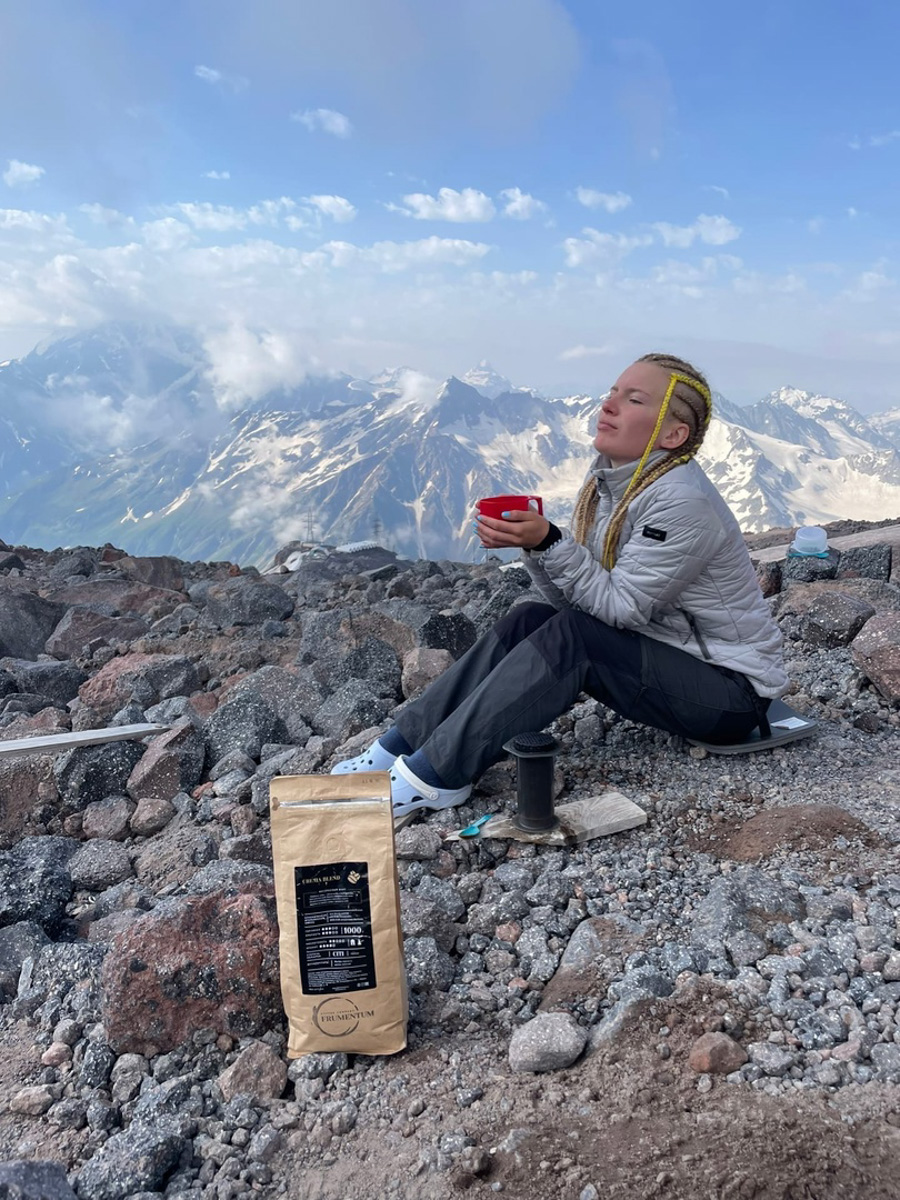 Любимую женщину нужно иногда приятно удивлять. И порой над этой задачей мужчинам приходится изрядно поломать голову. Владимирец Евгений Новиков в попытке прослыть оригинальным смог сделать предложение девушке лишь со второго захода и совсем не там, где планировал изначально.