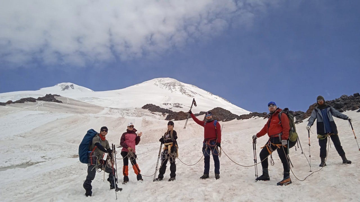 Любимую женщину нужно иногда приятно удивлять. И порой над этой задачей мужчинам приходится изрядно поломать голову. Владимирец Евгений Новиков в попытке прослыть оригинальным смог сделать предложение девушке лишь со второго захода и совсем не там, где планировал изначально.