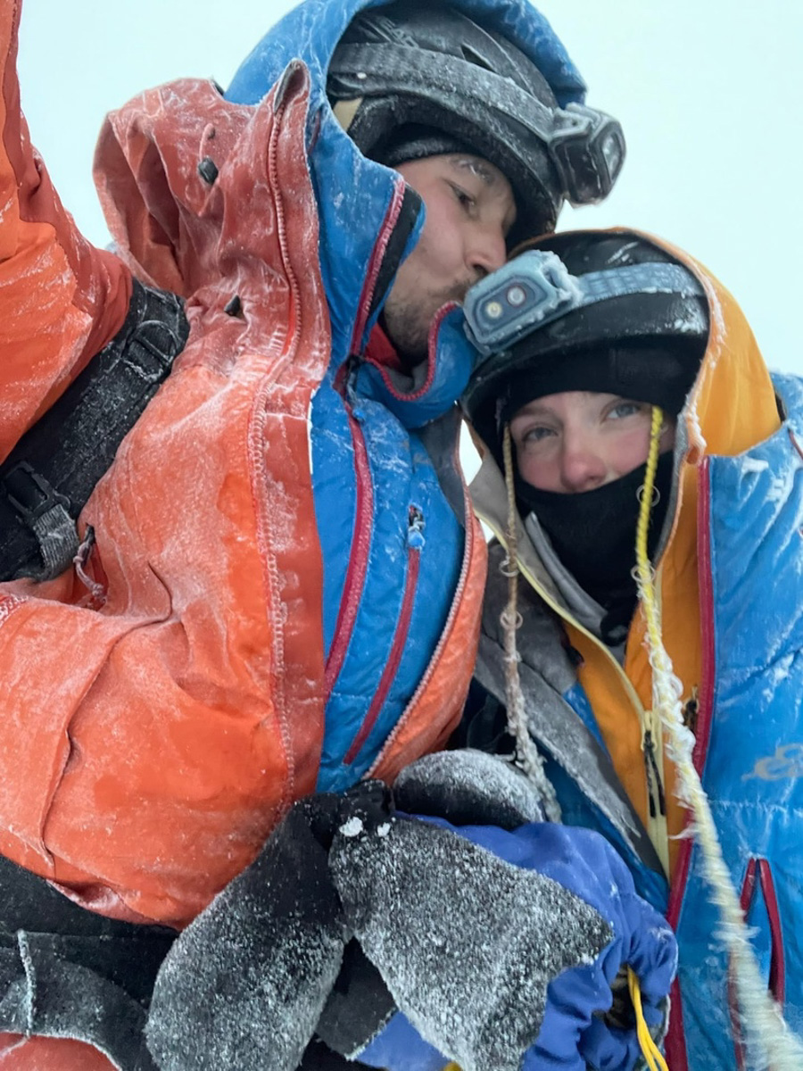 Любимую женщину нужно иногда приятно удивлять. И порой над этой задачей мужчинам приходится изрядно поломать голову. Владимирец Евгений Новиков в попытке прослыть оригинальным смог сделать предложение девушке лишь со второго захода и совсем не там, где планировал изначально.