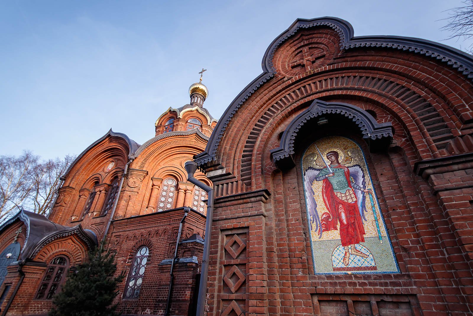 28 ноября 1893 года на Студеной горе во Владимире был торжественно освящен храм Архангела Михаила. По своему виду и наполнению это одна из самых нетрадиционных владимирских церквей. Давайте разберемся, что же в ней такого уникального.