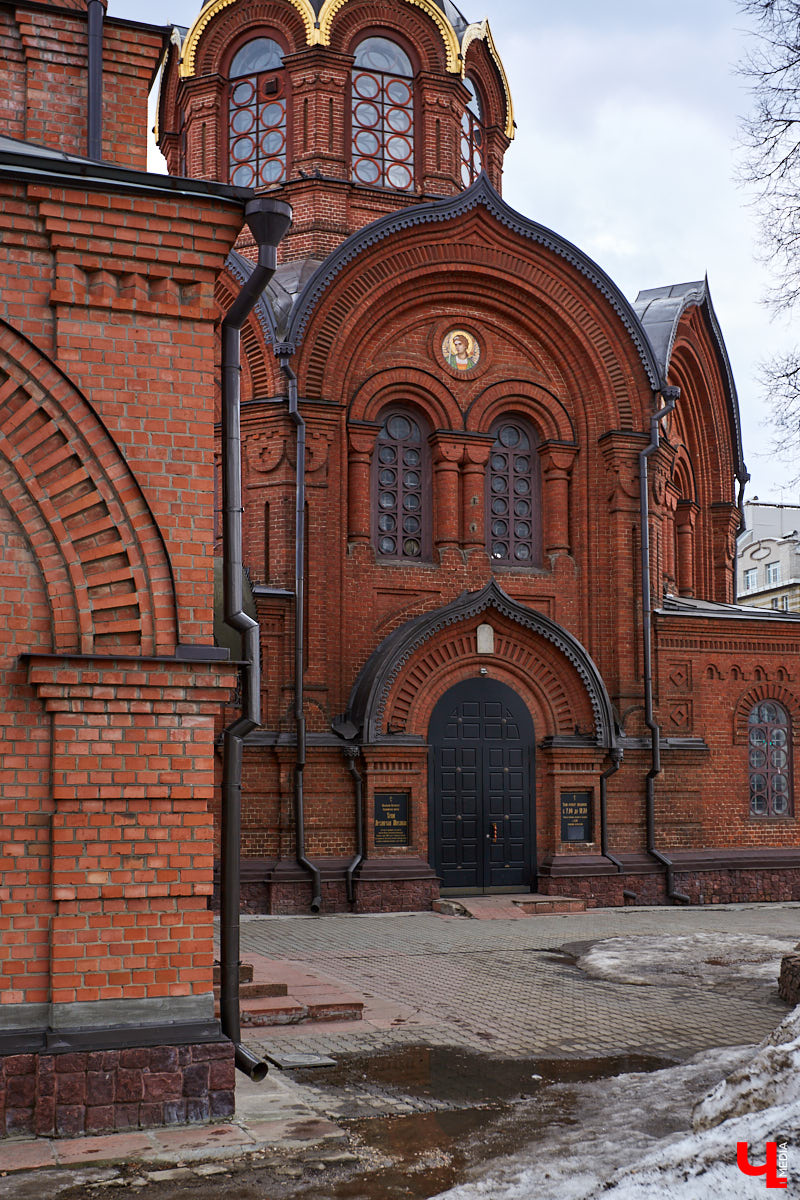 28 ноября 1893 года на Студеной горе во Владимире был торжественно освящен храм Архангела Михаила. По своему виду и наполнению это одна из самых нетрадиционных владимирских церквей. Давайте разберемся, что же в ней такого уникального.