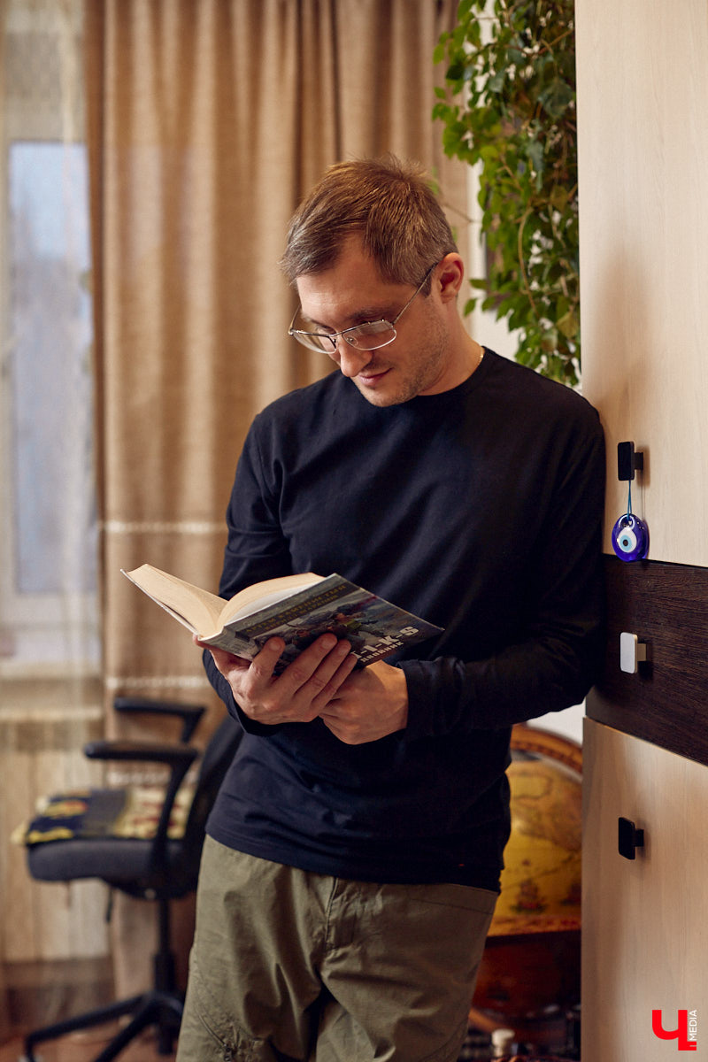 Фантастика — один из самых востребованных литературных жанров. Стругацких, Толкина, Гаррисона любят во всём мире. Но создавать новые миры на бумаге — дело не для заурядных умов. Как раз таким обладает владимирский писатель Кирилл Шарапов. Его имя уже несколько лет не сходит с уст фанов постапа.