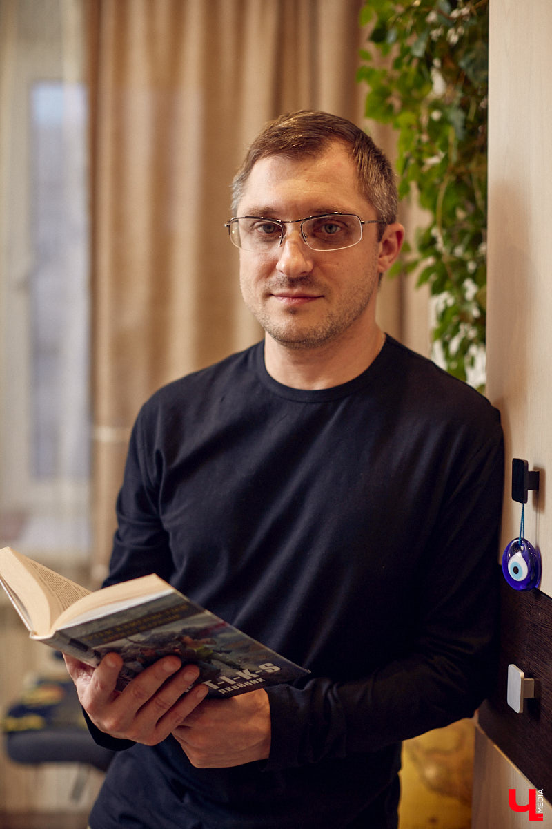 Фантастика — один из самых востребованных литературных жанров. Стругацких, Толкина, Гаррисона любят во всём мире. Но создавать новые миры на бумаге — дело не для заурядных умов. Как раз таким обладает владимирский писатель Кирилл Шарапов. Его имя уже несколько лет не сходит с уст фанов постапа.