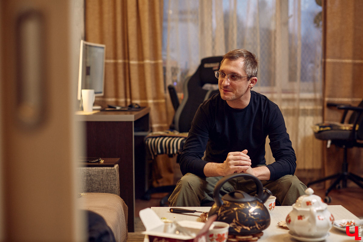 Фантастика — один из самых востребованных литературных жанров. Стругацких, Толкина, Гаррисона любят во всём мире. Но создавать новые миры на бумаге — дело не для заурядных умов. Как раз таким обладает владимирский писатель Кирилл Шарапов. Его имя уже несколько лет не сходит с уст фанов постапа.