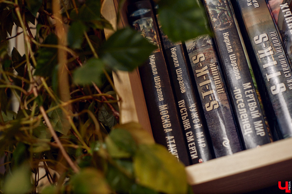 Фантастика — один из самых востребованных литературных жанров. Стругацких, Толкина, Гаррисона любят во всём мире. Но создавать новые миры на бумаге — дело не для заурядных умов. Как раз таким обладает владимирский писатель Кирилл Шарапов. Его имя уже несколько лет не сходит с уст фанов постапа.