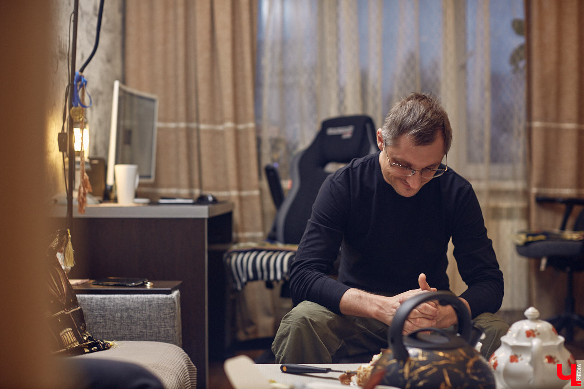 Фантастика — один из самых востребованных литературных жанров. Стругацких, Толкина, Гаррисона любят во всём мире. Но создавать новые миры на бумаге — дело не для заурядных умов. Как раз таким обладает владимирский писатель Кирилл Шарапов. Его имя уже несколько лет не сходит с уст фанов постапа.