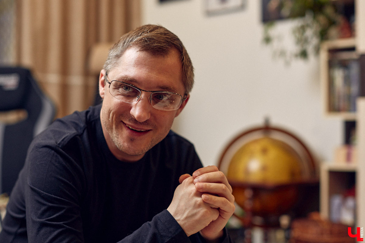 Фантастика — один из самых востребованных литературных жанров. Стругацких, Толкина, Гаррисона любят во всём мире. Но создавать новые миры на бумаге — дело не для заурядных умов. Как раз таким обладает владимирский писатель Кирилл Шарапов. Его имя уже несколько лет не сходит с уст фанов постапа.